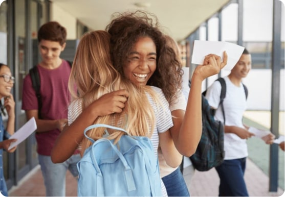 Une professeure Kartable devant son école