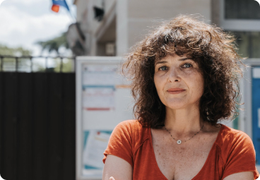 Une professeure Kartable devant son école